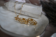 Cargar imagen en el visor de la galería, CIRCLE OF LIGHT | Stackable Gold Cross Ring