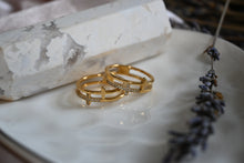 Cargar imagen en el visor de la galería, CIRCLE OF LIGHT | Stackable Gold Cross Ring