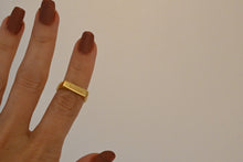 Cargar imagen en el visor de la galería, &quot;QUEEN&quot; Engraved on Bar of Gold Stainless Steel Mid Finger Ring
